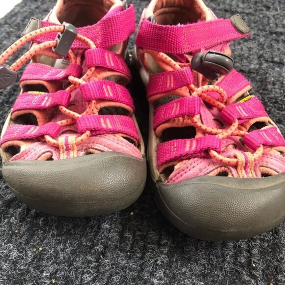 Keen Pink Sneakers with Textured Fabric and Decorative Details - Picture 3 of 6